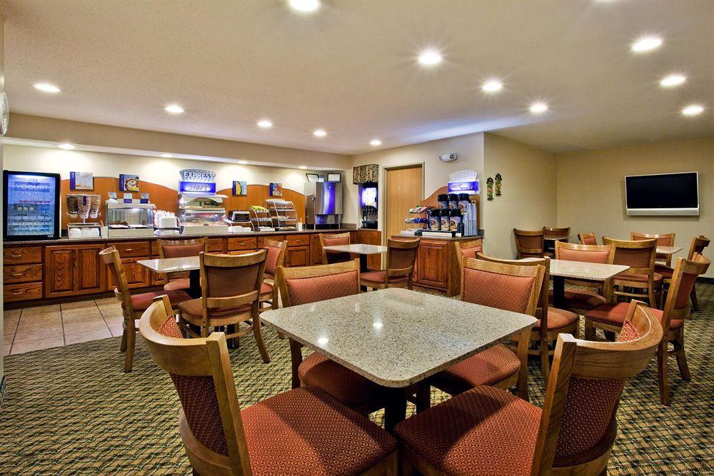 Holiday Inn Express Dillard Restoran gambar